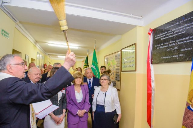 Odsłonięcie tablicy pamiątkowej.