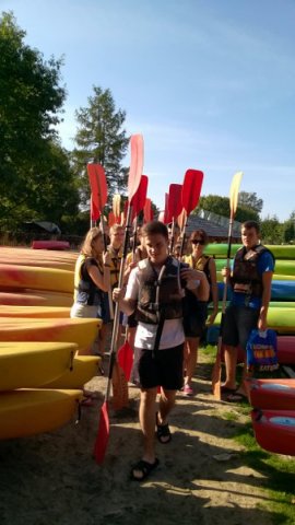 „Ach jak przyjemnie kołysać się wśród fal…” – czyli „Jagiellońskie” spływy kajakowe po Roztoczu.