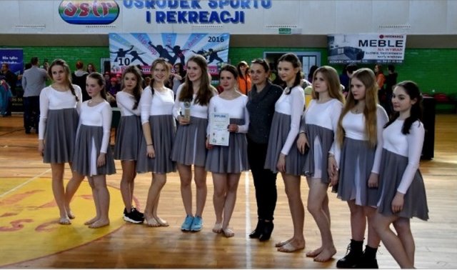 Taneczni Laureaci z Młodzieżowego Domu Kultury - uczniami naszej szkoły